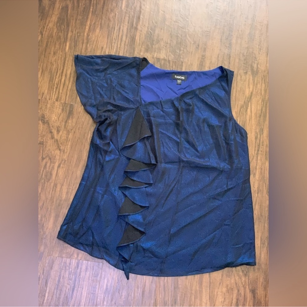 Bebe sheer shinny top with lining
size L
brand new without tag